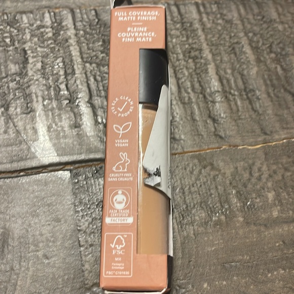 Elf Makeup Bundle 
Camo Concealer 
Putty Bronzer
Halo Glow
Wow Brow Tinted Glow - Picture 8 of 8